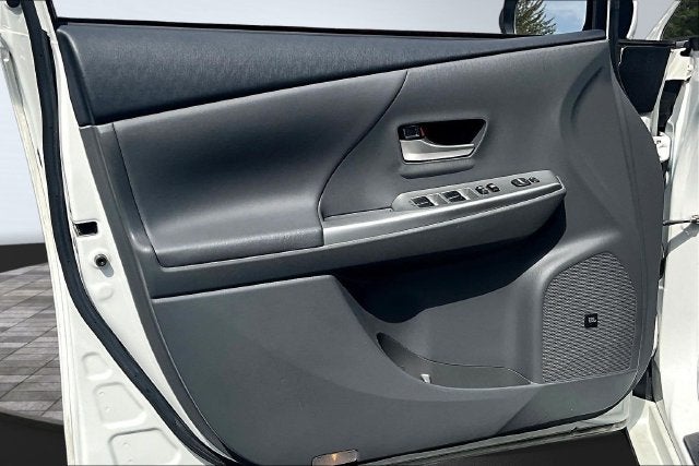 2014 Toyota Prius v Five